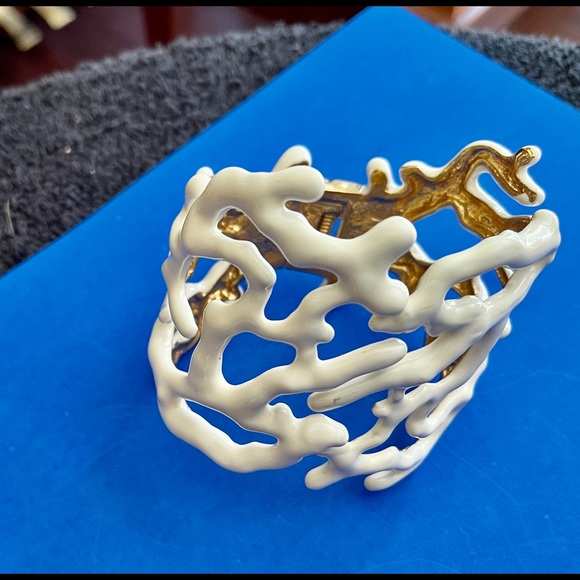 KJL Highly Collectible. Rare White Coral opening by hinges - Picture 11 of 13